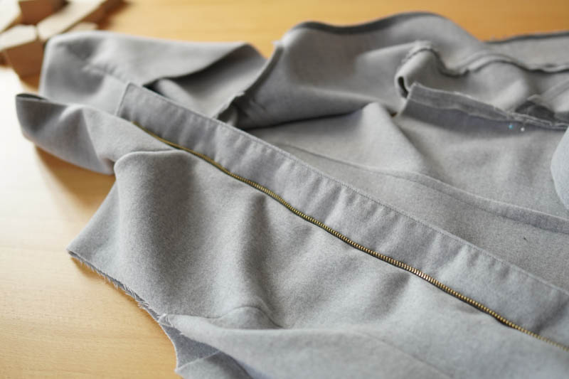 Jak ušít elegantní dámský kabát s podšívkou - všití zipu s podkrytem a nákrytem