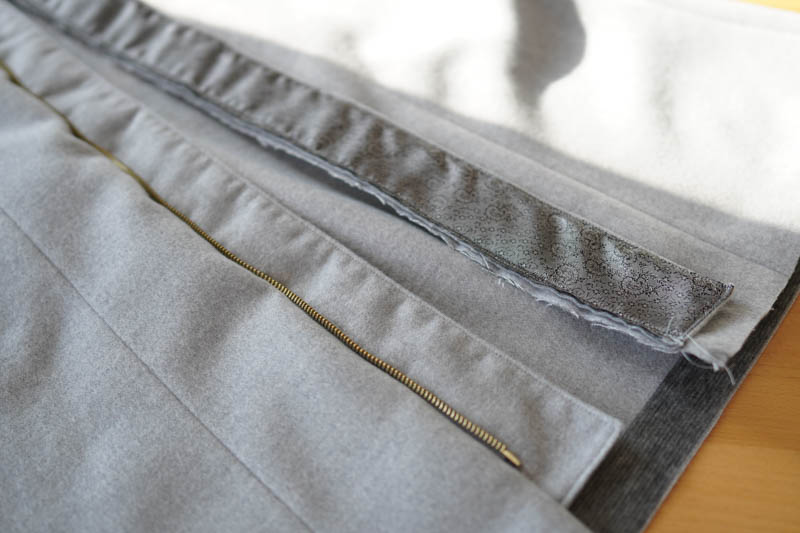 Jak ušít elegantní dámský kabát s podšívkou - všití zipu s podkrytem a nákrytem