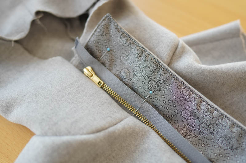 Jak ušít elegantní dámský kabát s podšívkou - všití zipu s podkrytem a nákrytem