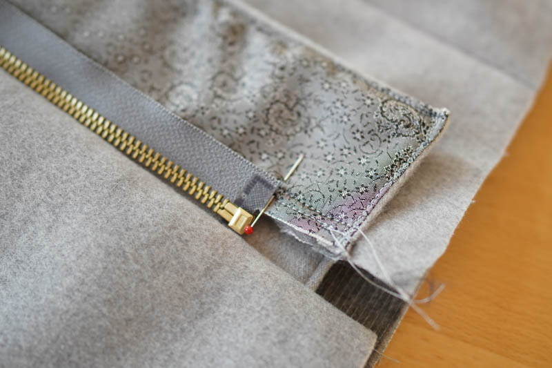 Jak ušít elegantní dámský kabát s podšívkou - všití zipu s podkrytem a nákrytem