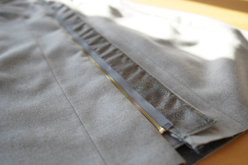 Jak ušít elegantní dámský kabát s podšívkou - všití zipu s podkrytem a nákrytem