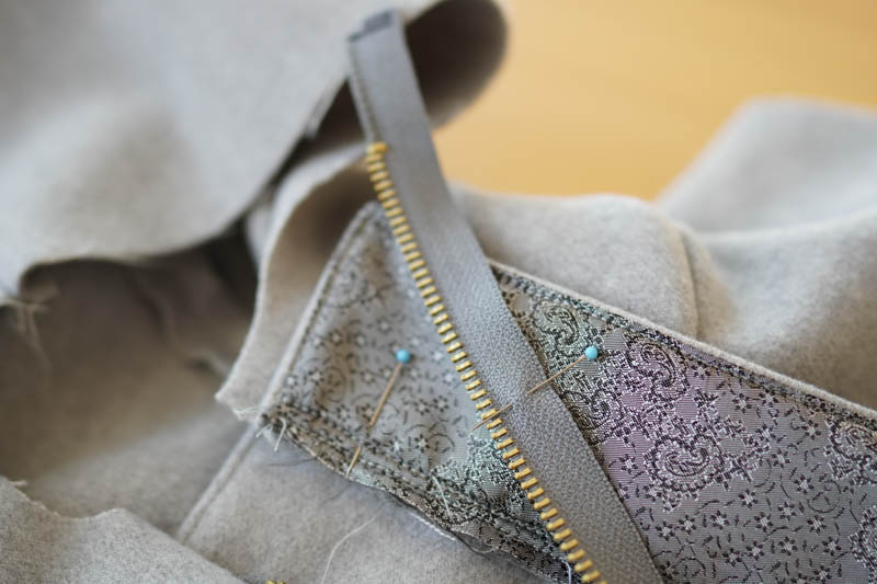 Jak ušít elegantní dámský kabát s podšívkou - všití zipu s podkrytem a nákrytem