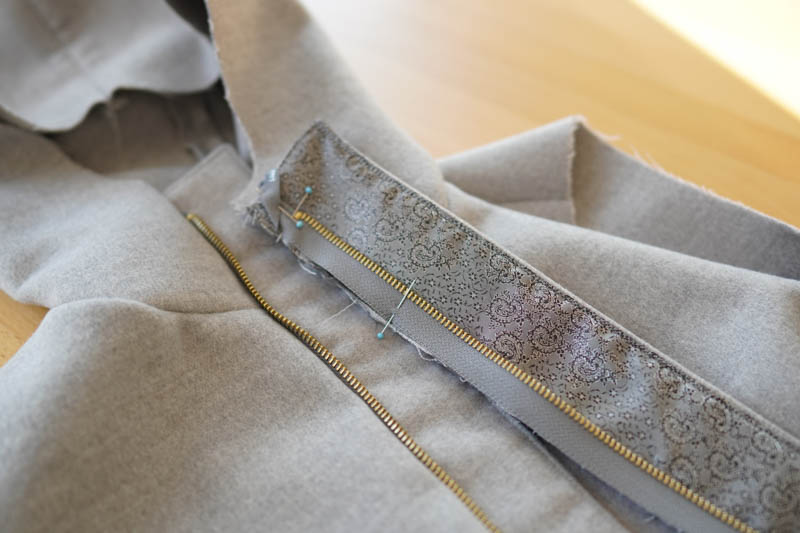 Jak ušít elegantní dámský kabát s podšívkou - všití zipu s podkrytem a nákrytem