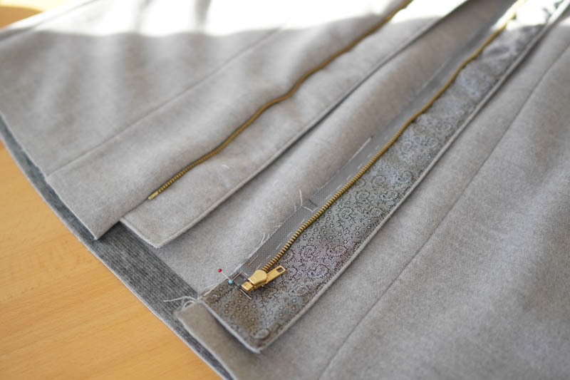 Jak ušít elegantní dámský kabát s podšívkou - všití zipu s podkrytem a nákrytem