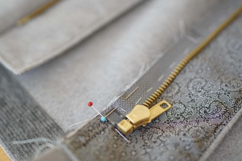 Jak ušít elegantní dámský kabát s podšívkou - všití zipu s podkrytem a nákrytem