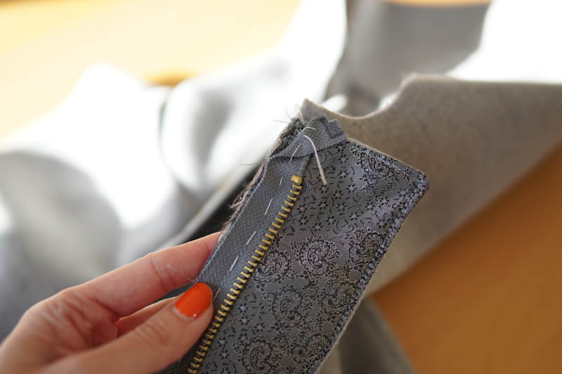 Jak ušít elegantní dámský kabát s podšívkou - všití zipu s podkrytem a nákrytem