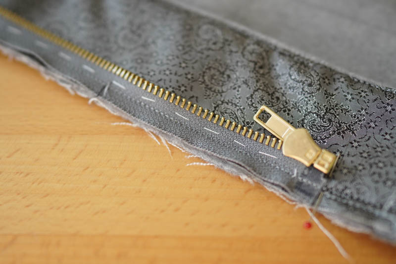 Jak ušít elegantní dámský kabát s podšívkou - všití zipu s podkrytem a nákrytem