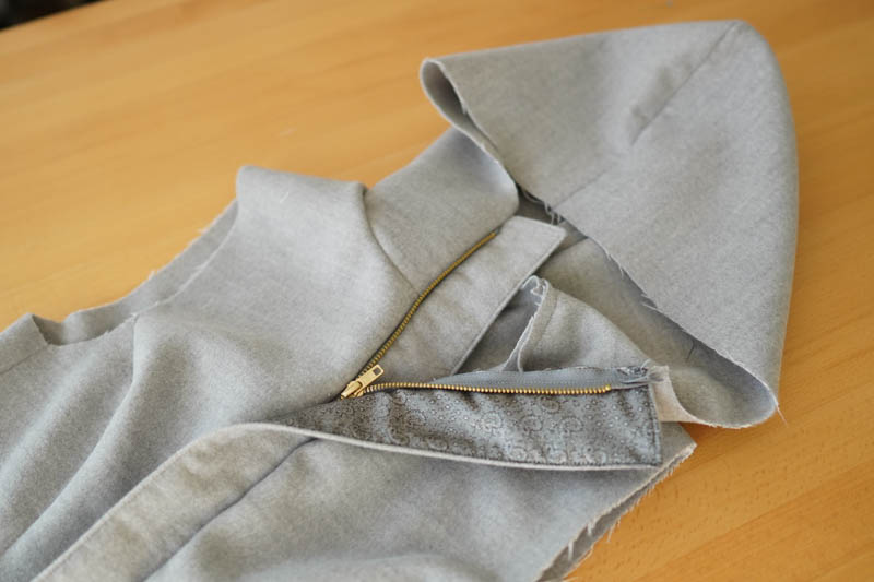 Jak ušít elegantní dámský kabát s podšívkou - všití zipu s podkrytem a nákrytem