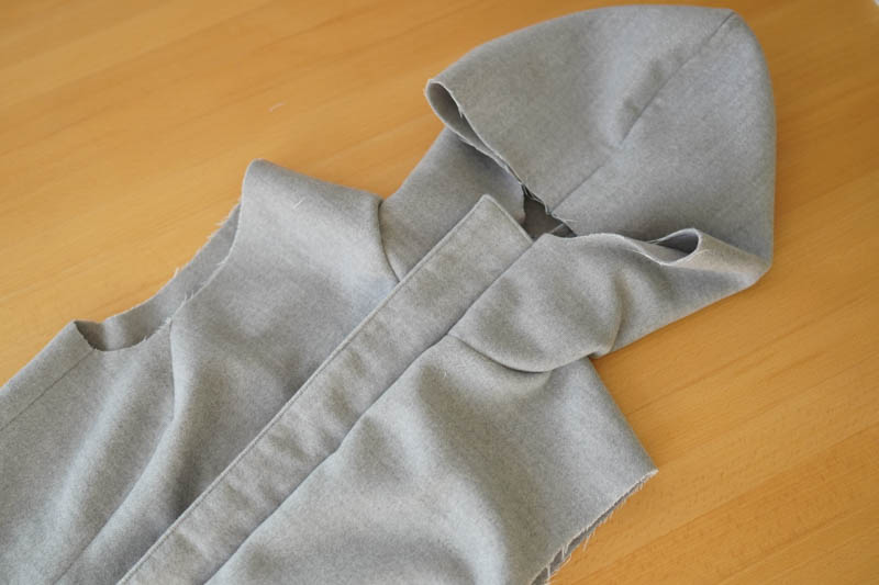 Jak ušít elegantní dámský kabát s podšívkou - všití zipu s podkrytem a nákrytem