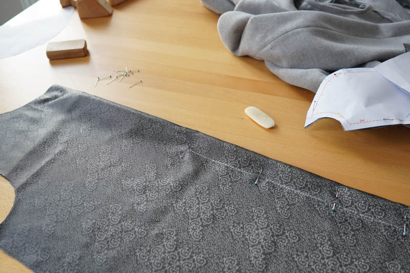 Jak vypodšívkovat kabát - podšívka zadního dílu se záhybem