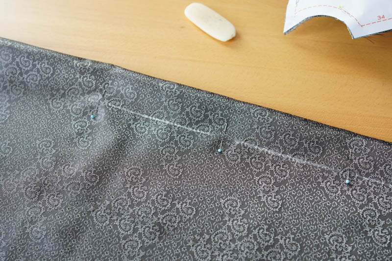 Jak vypodšívkovat kabát - podšívka zadního dílu se záhybem