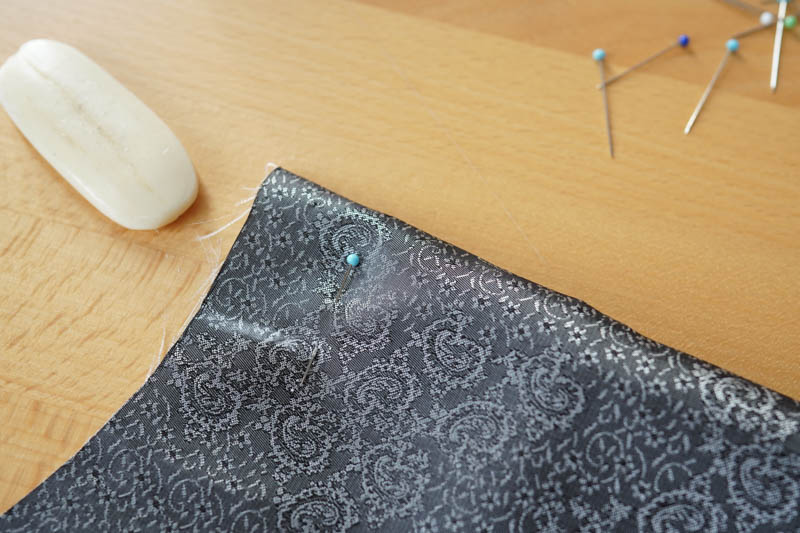 Jak vypodšívkovat kabát - podšívka zadního dílu se záhybem