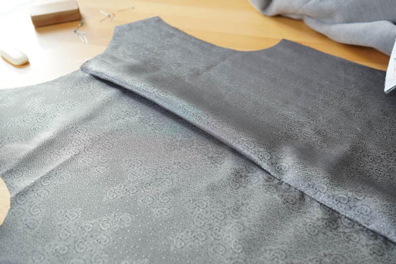 Jak vypodšívkovat kabát - podšívka zadního dílu se záhybem