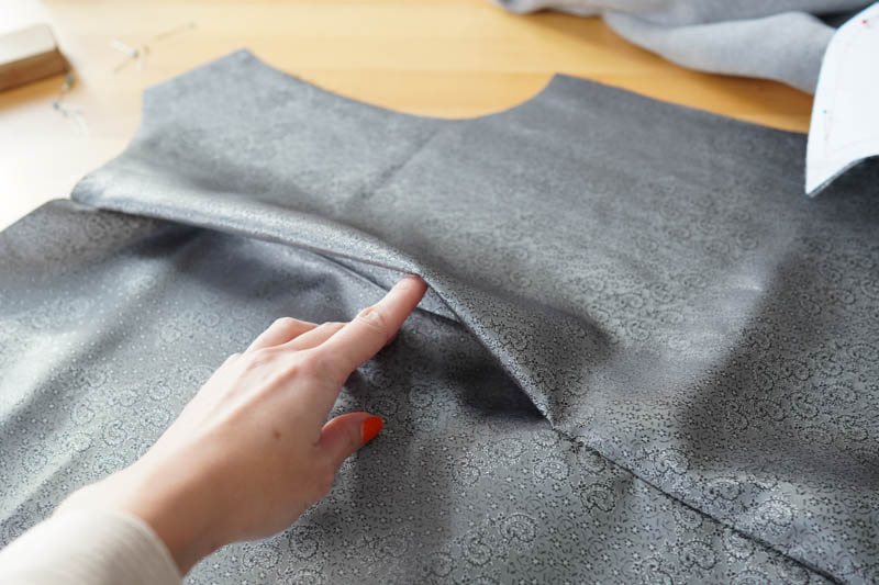 Jak vypodšívkovat kabát - podšívka zadního dílu se záhybem