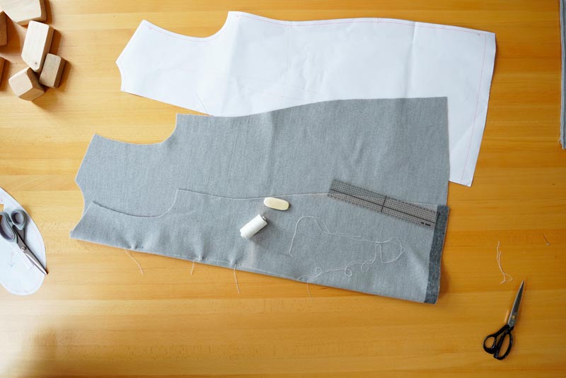 Jak ušít elegantní dámský kabát s podšívkou - záševky v zadním dílu kabátu