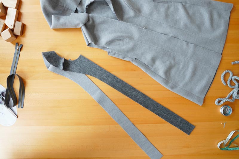 Jak ušít elegantní dámský kabát s podšívkou - všití kapuce a podsádky