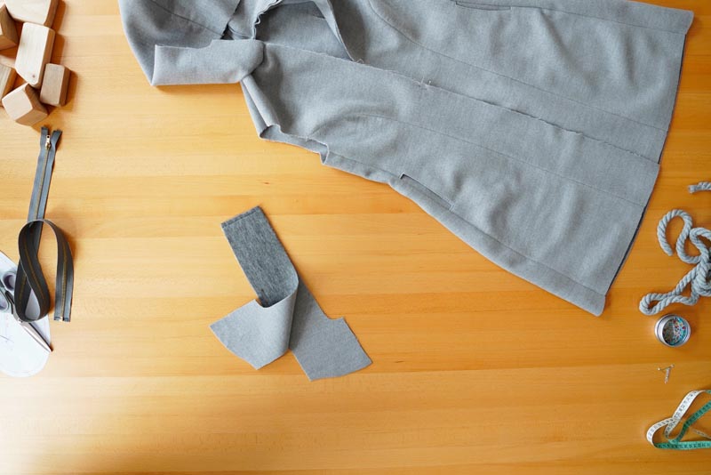 Jak ušít elegantní dámský kabát s podšívkou - všití kapuce a podsádky