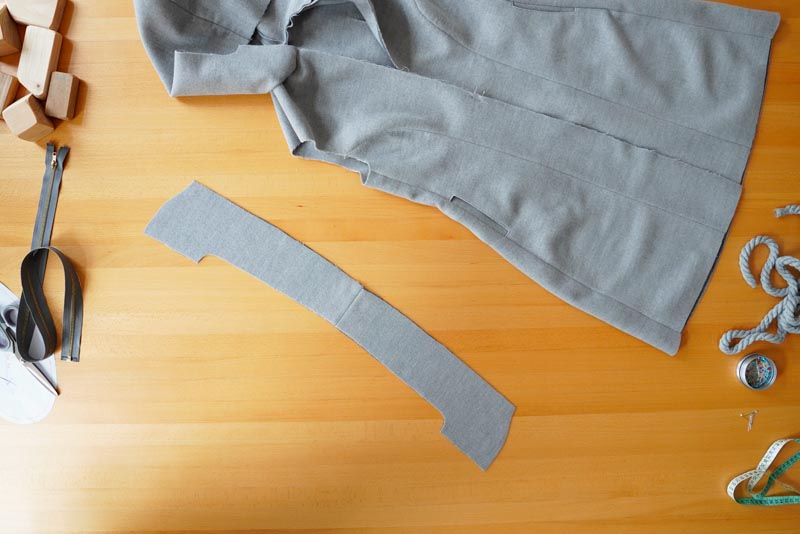 Jak ušít elegantní dámský kabát s podšívkou - všití kapuce a podsádky