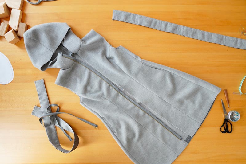 Jak ušít elegantní dámský kabát s podšívkou - všití zipu s podkrytem a nákrytem