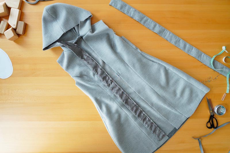 Jak ušít elegantní dámský kabát s podšívkou - všití zipu s podkrytem a nákrytem