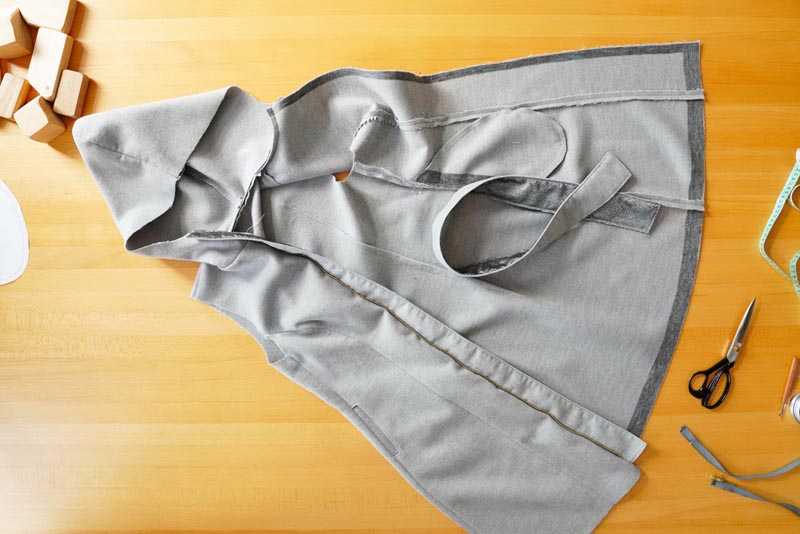 Jak ušít elegantní dámský kabát s podšívkou - všití zipu s podkrytem a nákrytem