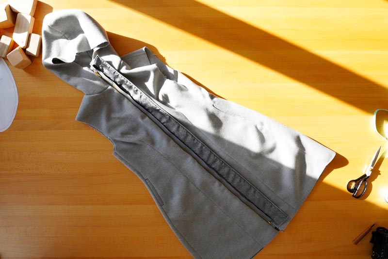 Jak ušít elegantní dámský kabát s podšívkou - všití zipu s podkrytem a nákrytem