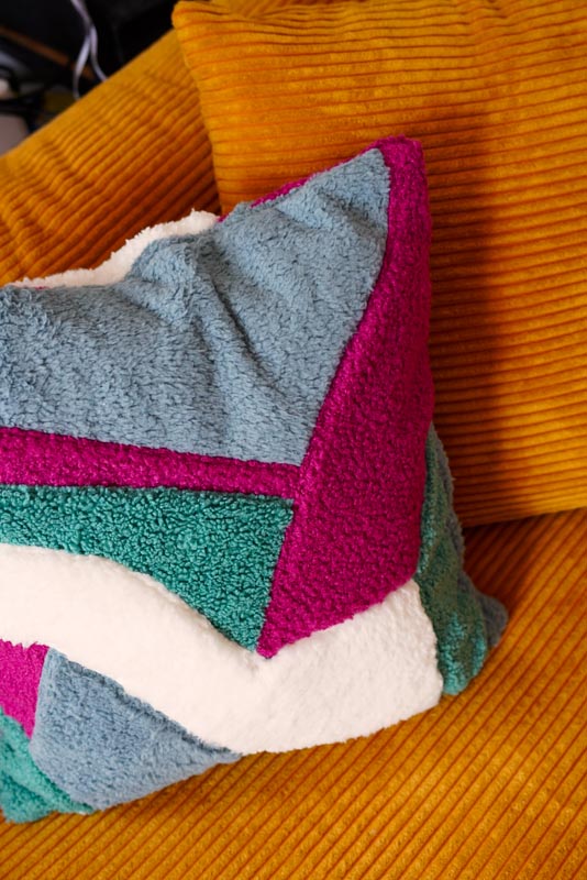 Tipy na šití ze zbytků látek - upcyklace odstřižků na originální polštář - video návod na šití