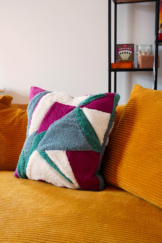 Tipy na šití ze zbytků látek - upcyklace odstřižků na originální polštář - video návod na šití