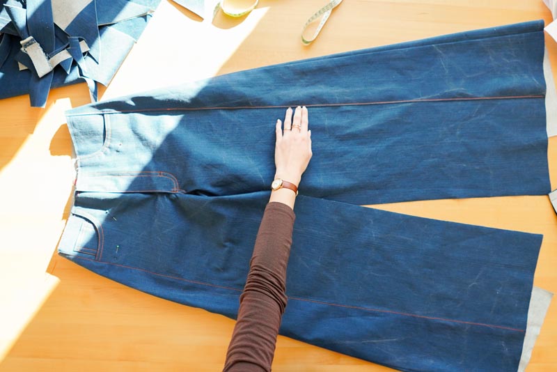 Jak ušít džíny - štepování bočního dílu v kalhotách