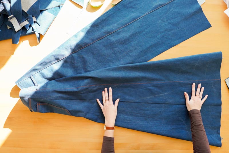 Jak ušít džíny - štepování bočního dílu v kalhotách