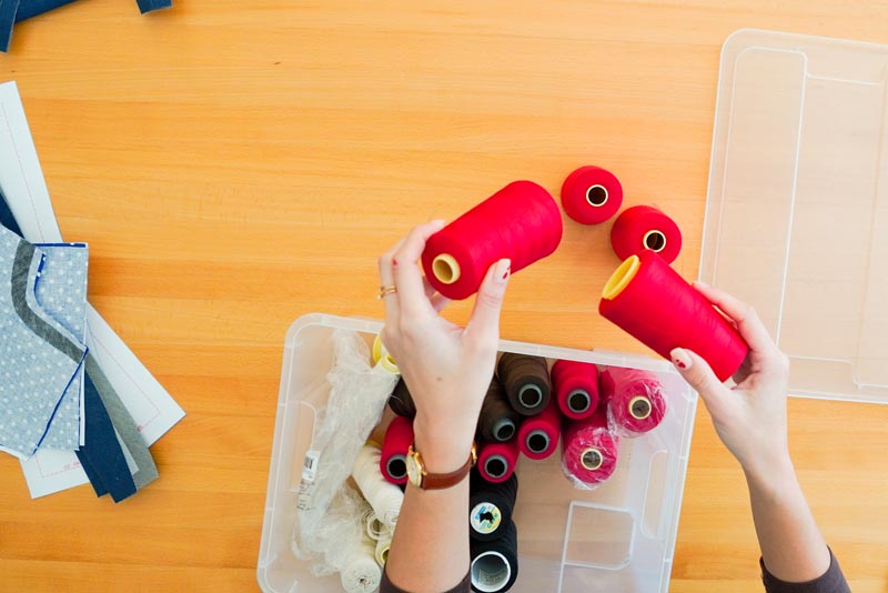 Jak ušít džíny - klasické nitě do overlocku