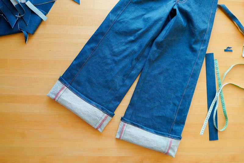 Jak ušít džíny - štepování spodního lemu nohavic