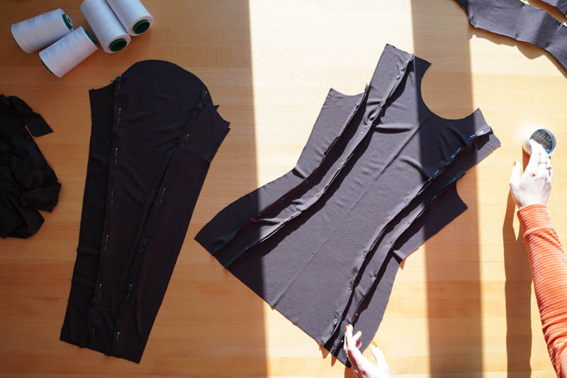 Návod na šití trika s dělícími švy naruby