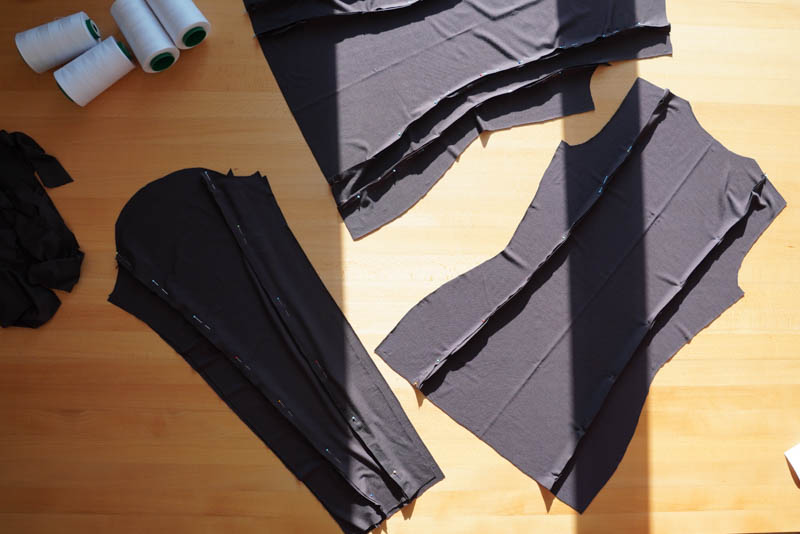 Návod na šití trika s dělícími švy naruby