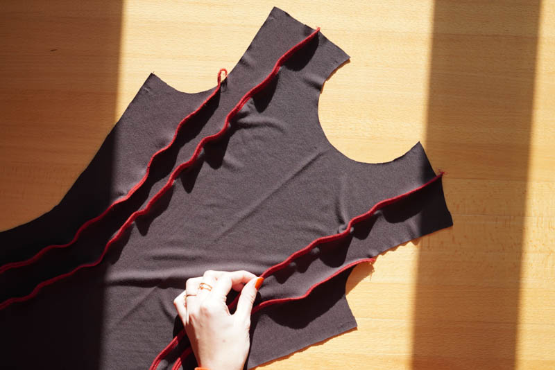 Návod na šití trika s dělícími švy naruby