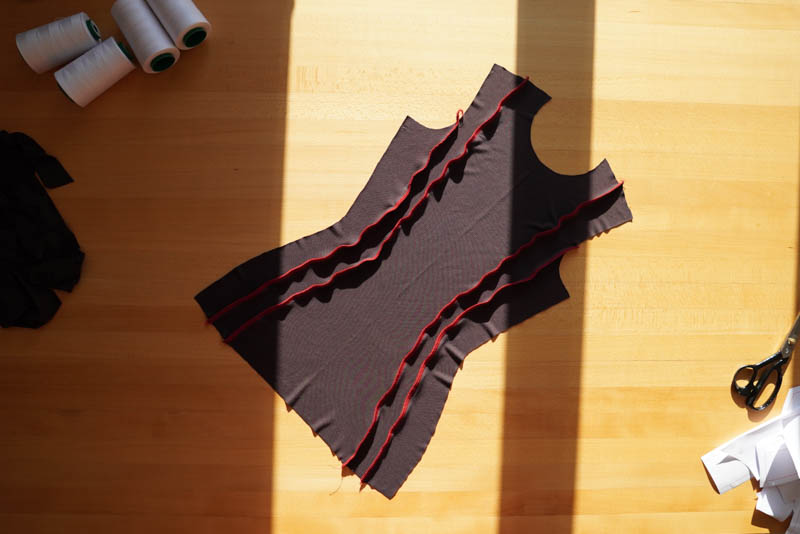 Návod na šití trika s dělícími švy naruby