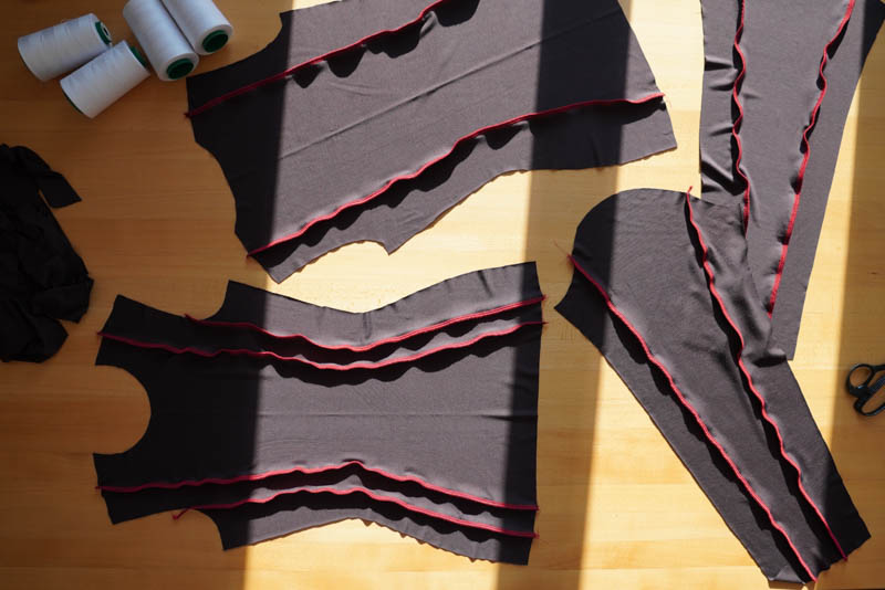 Návod na šití trika s přiznanými švy naruby