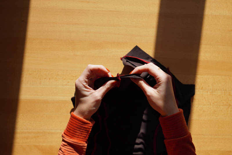 Návod na šití trika s přiznanými švy naruby