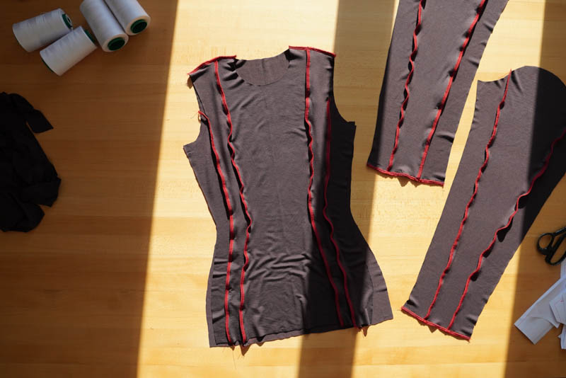 Návod na šití trika s přiznanými švy naruby