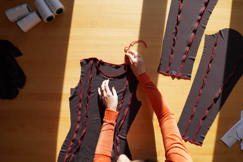 Návod na šití trika s přiznanými švy naruby