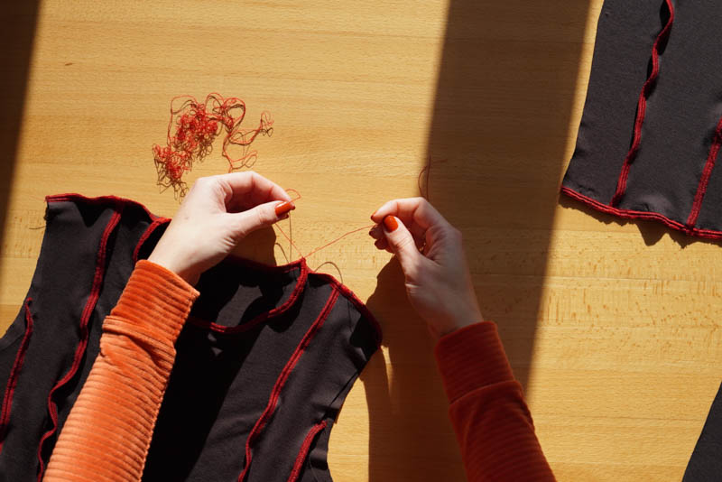 Návod na šití trika s přiznanými švy naruby