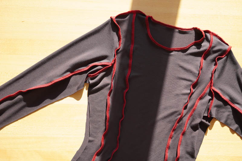 Návod na šití trika s přiznanými švy naruby