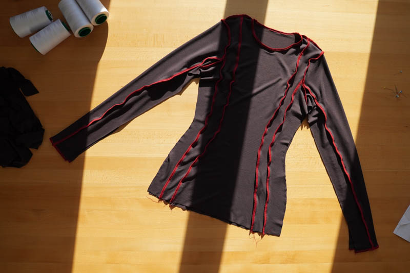 Návod na šití trika s přiznanými švy naruby