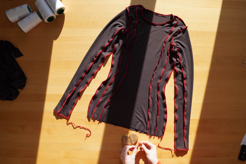 Návod na šití trika s přiznanými švy naruby