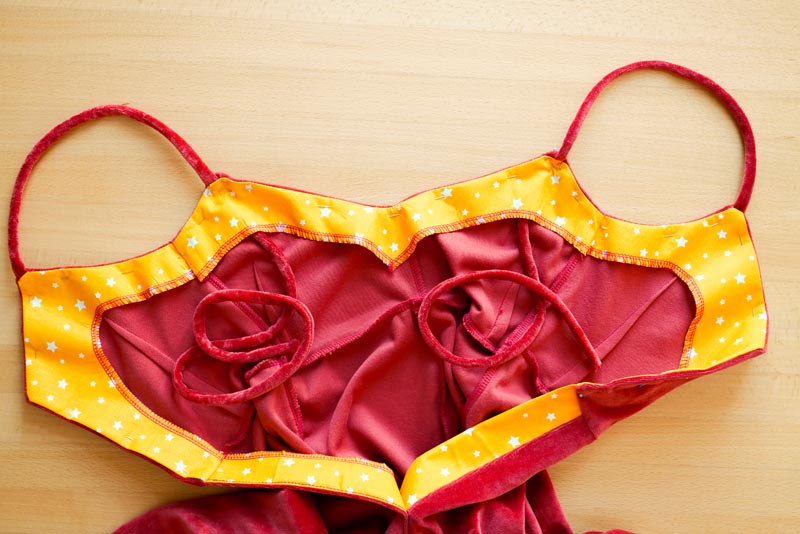 Jak ušít overal - dokončení špagetových ramínek