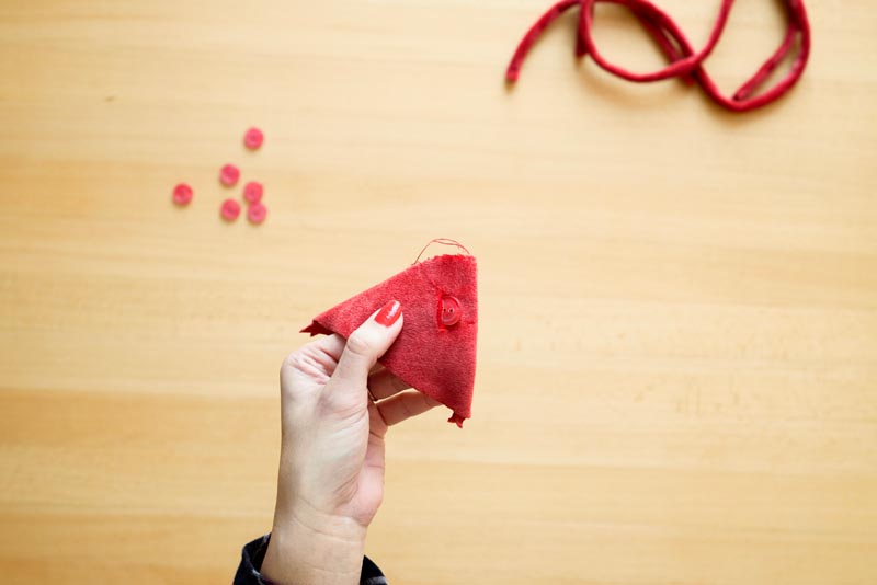 Jak ušít dámský overal - knoflíkové dírky a na šití knoflíků