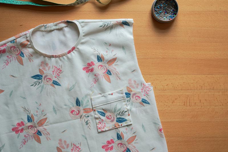 Střih a návod jak ušít jednoduché triko - našití náprsní kapsičky