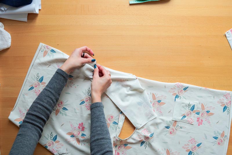 Střih a návod jak ušít jednoduché triko - našití rukávů