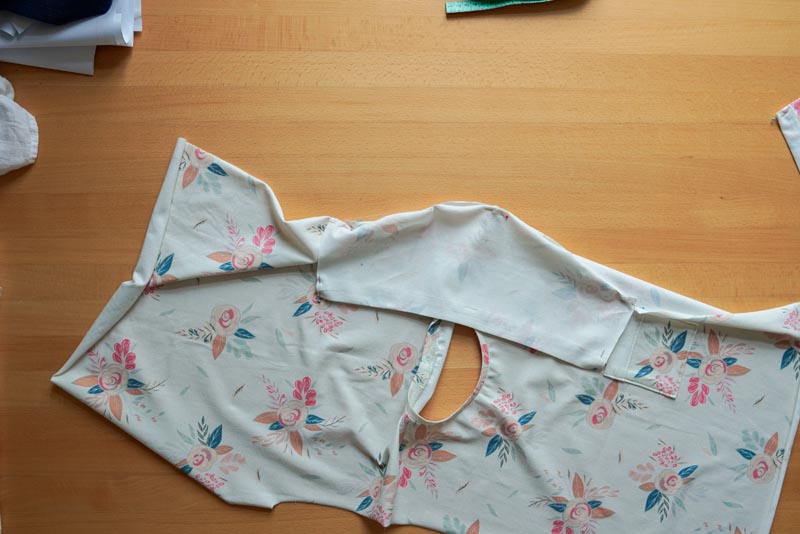 Střih a návod jak ušít jednoduché triko - našití rukávů