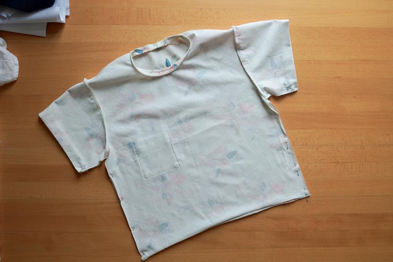 Střih a návod jak ušít jednoduché triko - boční a rukávové švy